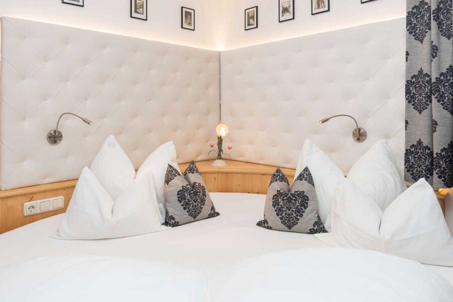 Spacious rooms with parquet floor Spacious rooms with parquet floor