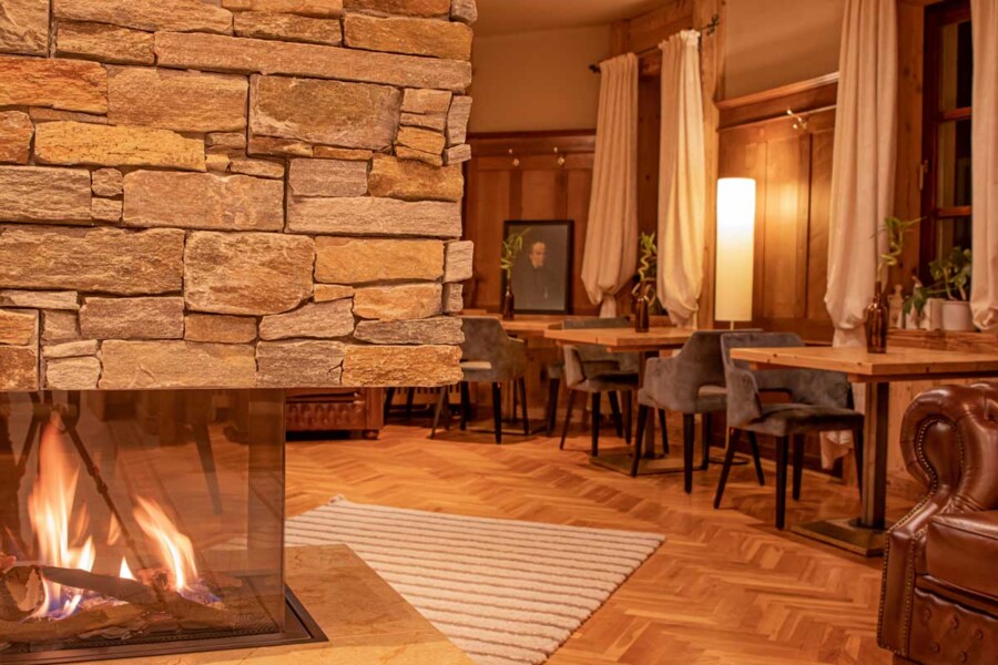Living room with fireplace in the hotel Zimmerbräu