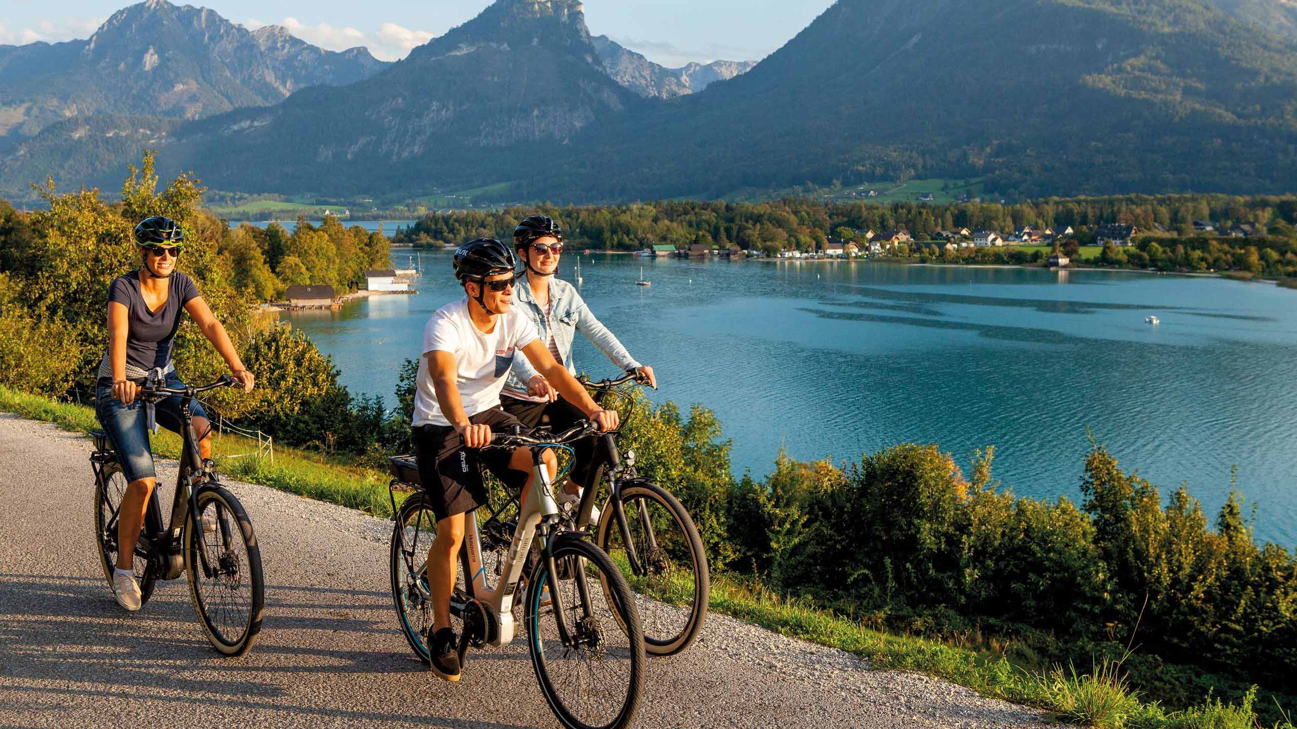 Cycling on the lake Wolfgang