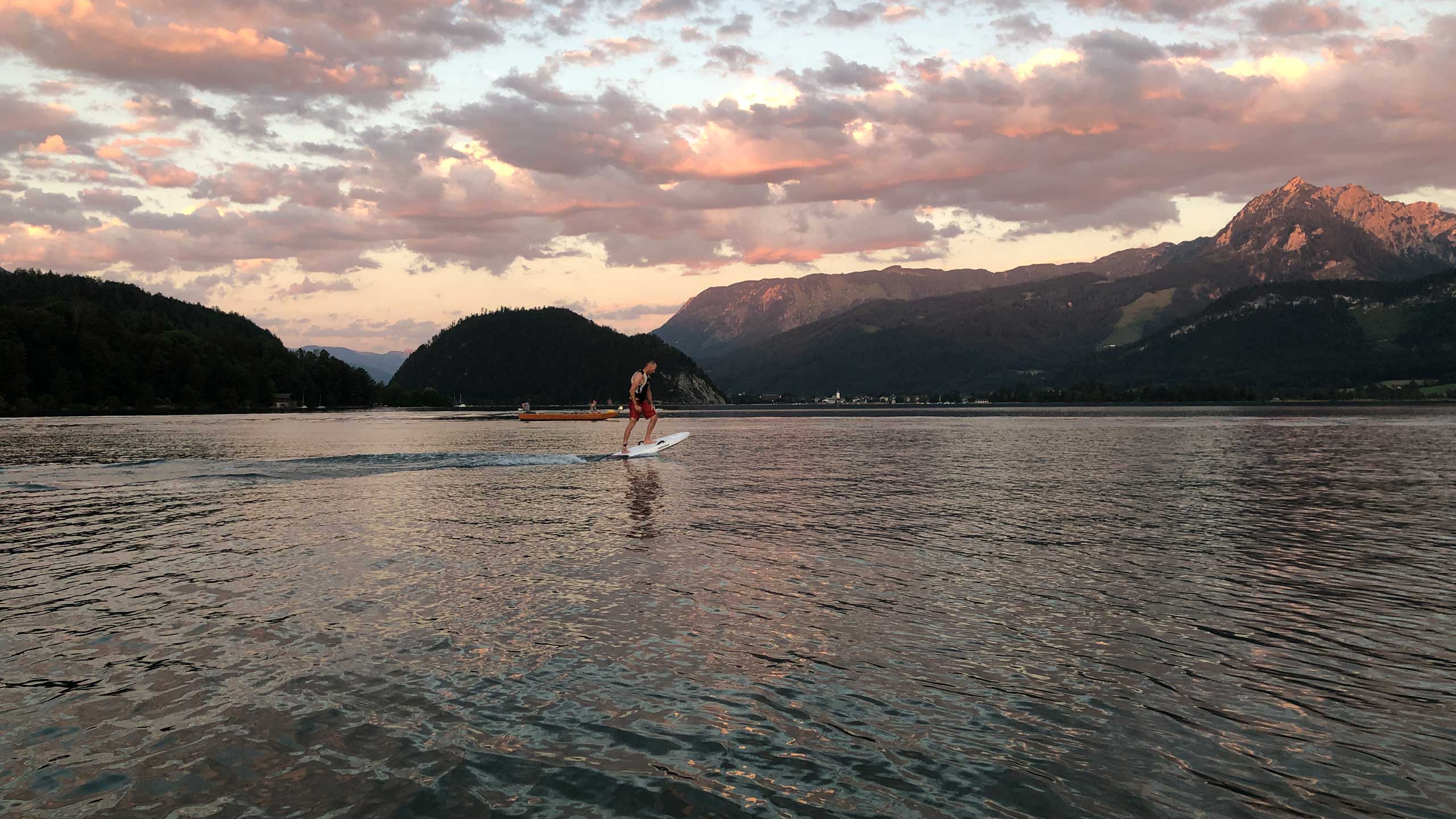 Stand up paddling at the Wolfgangsee