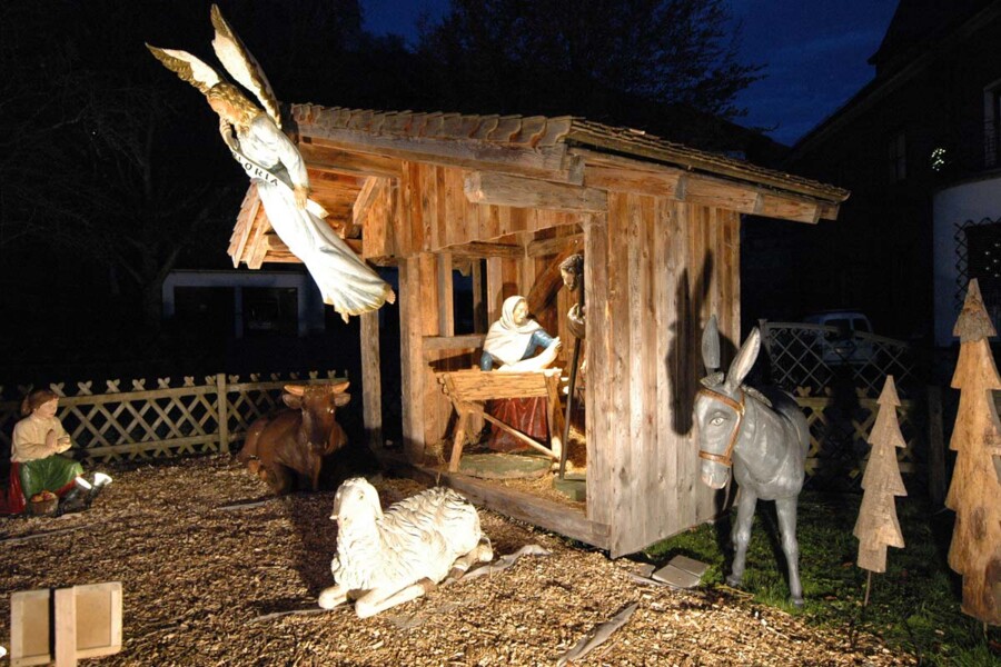 Weihnachtskrippe am Adventmarkt